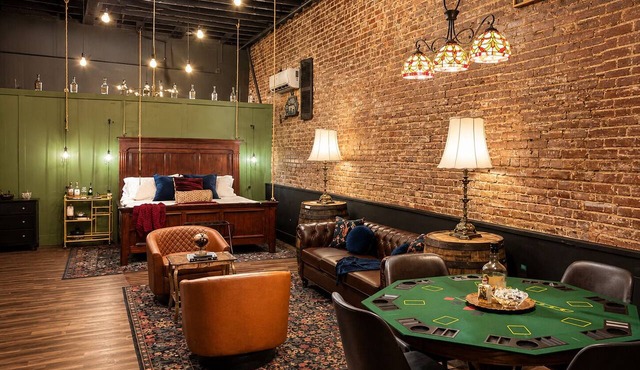 108 on Main:Behind the Secret Door Apartment historic downtown Horse Cave Ky