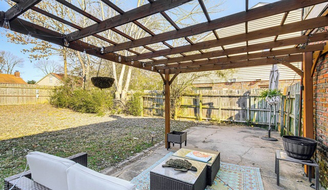 17 Mi to Dtwn Memphis: Townhome w/Fenced Yard!
