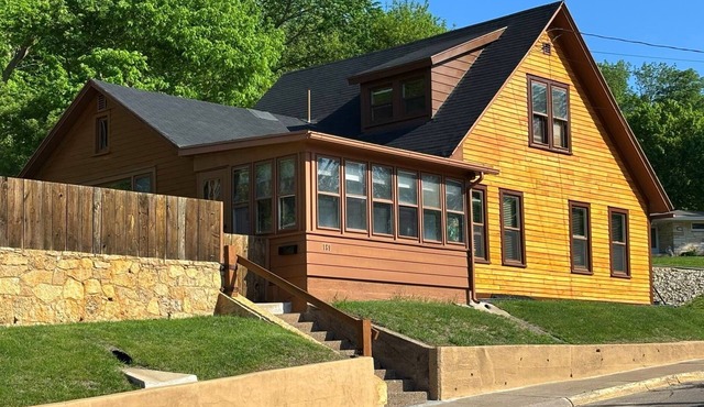 1850 Cabin Home - Large Backyard- 22' Movie Screen-Family-Event - Travelers