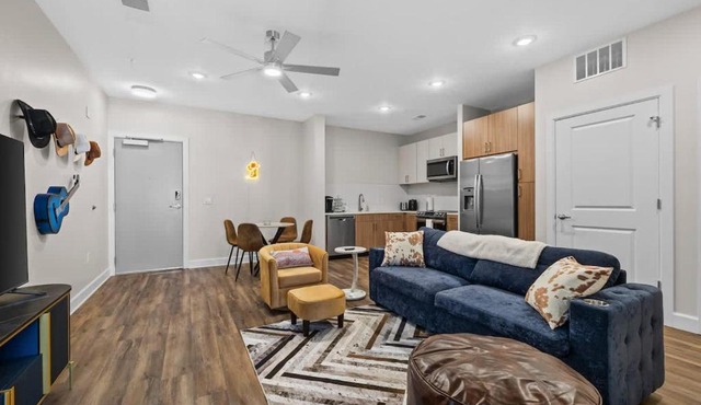 1BR retreat near Ryman with gym access