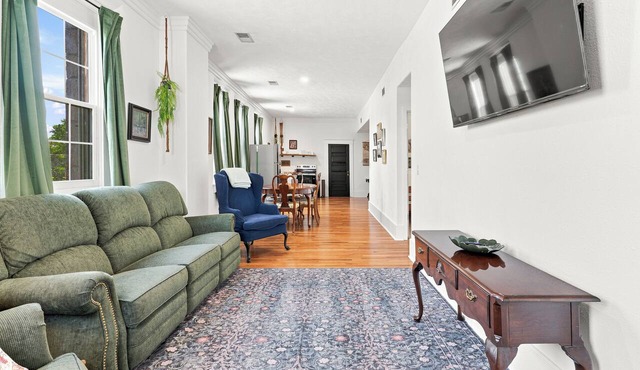 2 Bedroom Retreat in Historic Bank in Downtown Chapman