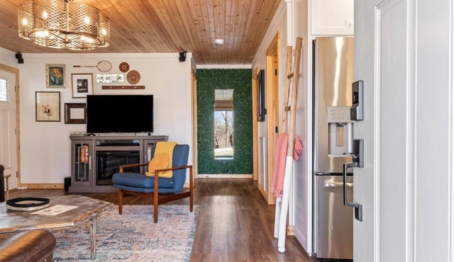 2-BR, lake view, screened porch, 15min Hurricane, 10min Smithville, dogs ok