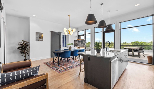 2 Condos- 8 Min to Broadway-Rooftop Views-5 King