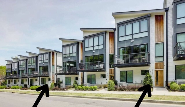 2 Units w/14 Beds! Fun Garages & 10 to Downtown!