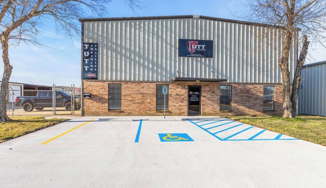 3-bedroom building Great for Team Travel with Training Facility sleeps 16