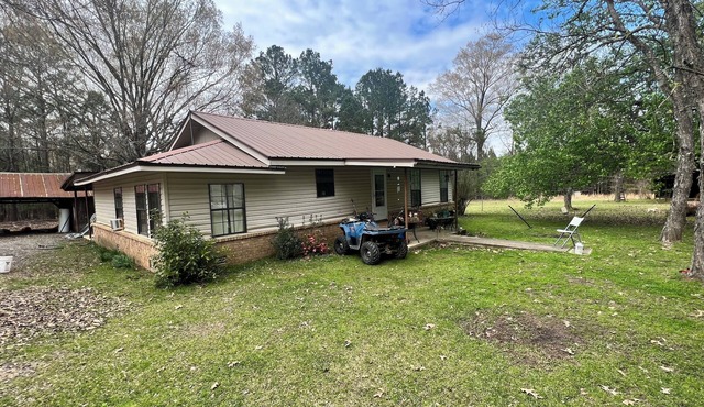 3 bedroom house in perfect 2 acre property in Strong, AR. Much peace and comfort