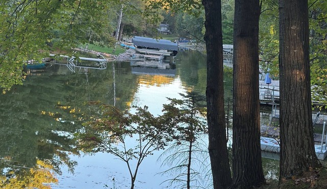 3-bedroom lakefront cabin on Lake Sherwood with cozy charm