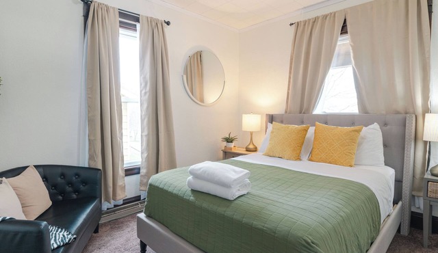 3 Blocks from Beach house 1 BDRM full bath 4 min to downtown,sleeps 4