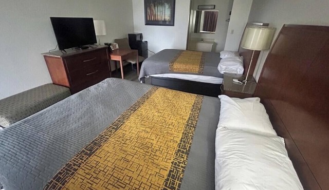 3 Family-Friendly Rooms near DeMoulin Museum—1.8miles away | Free Parking