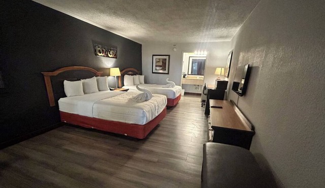 3 Family-Friendly Rooms | Free Breakfast | Arcade & Parks Nearby