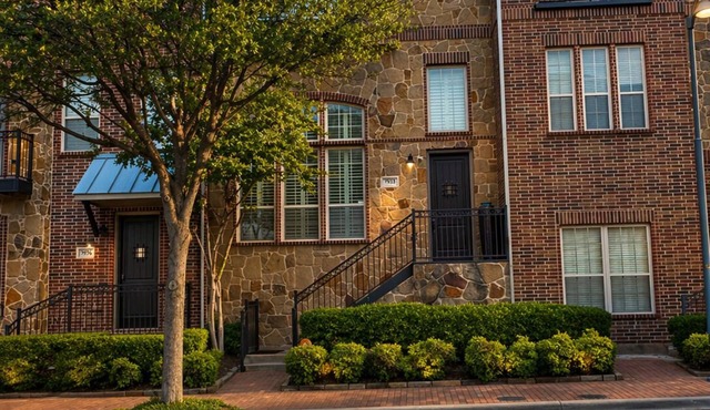 3 Level Stylish Townhome, Sleeps 8, Great Location