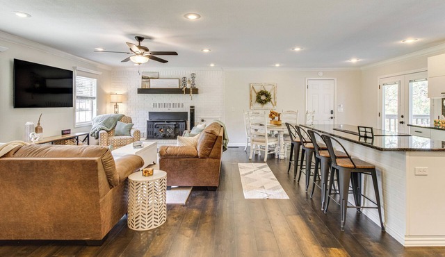 3 Mi to Lake: House w/Fire Pit in Mountain Home!