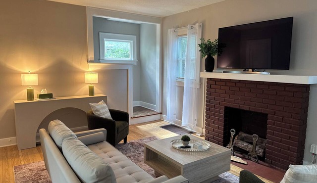 3BR Family and Pet-Friendly College Hill Home Walk to Wesley