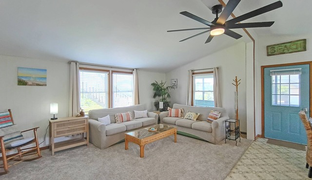 4-bedroom cottage with short walk to beach. A/C, Wifi, Pets accepted