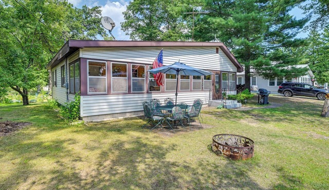 4-Season Anglers Cabin Near Shawano Lake w/Views!