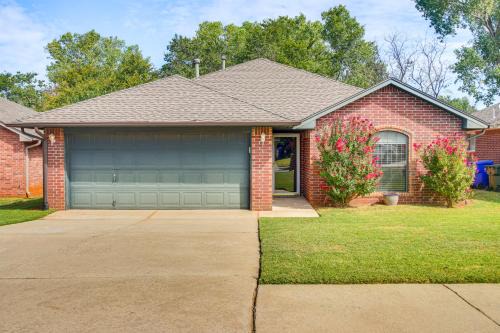 5 Mi to University of Oklahoma: Home w/Patio!