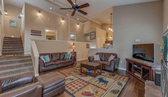 6BR Group Stay Near Lake Pepin w/2 Kitchens - Driftwood Condos