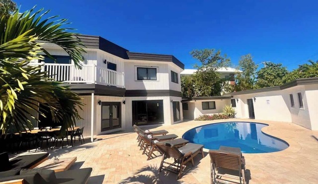 6BR Luxury Villa: Walk to Beach & Events