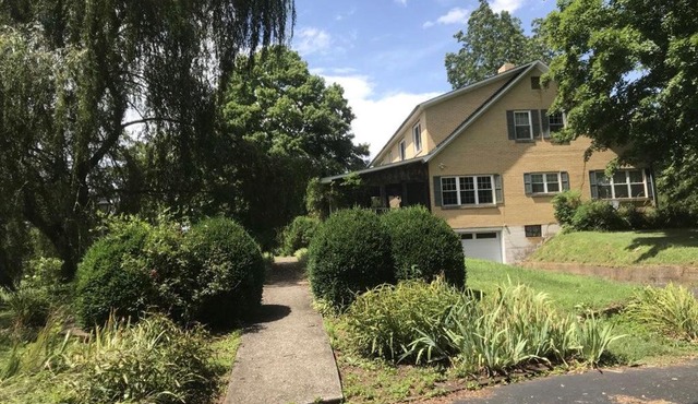8 bedroom 12 bed Large Country Home