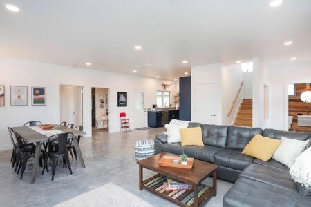 ADA Accessible Dog Friendly Home with Patio, Yard Ample Parking, Great for Families, 12 Mins to Broadway, 12South, Geodis Park, 24 Hr Hospitality