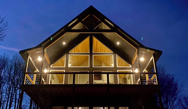 Amazing Ozark views+New Hot Tub+10 private acres+Pond+15 min to Buffalo River