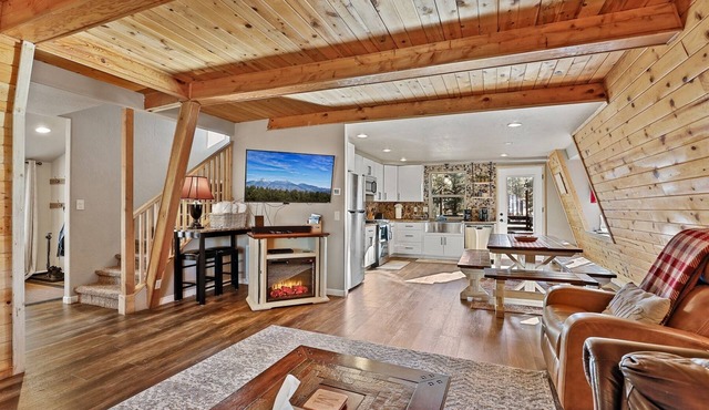Amazing Views, Central A/C, 5 ac of Privacy, Lawn Games and HOT TUB!