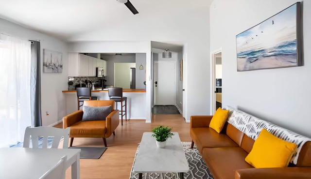 Beautiful House Sleeps 12 - Hot Tub - Breakfast - Walk to Beach
