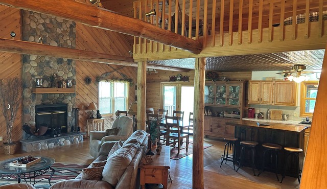 Beautiful log cabin minutes away from Castle Rock lake & Buckhorn St. park