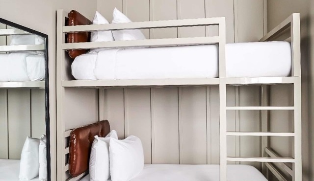 Beautifully Decorated Room Just Steps from Vibrant Nightlife, 3 Spacious Suites
