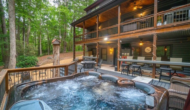 Big Timber: 4BR cabin with hot tub, fireplace, lake views, and room for 14.