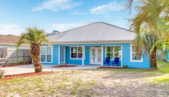 Blue Oasis Private Home | 4 Bedrooms Sleeps 9 | Short Walk to the Beach