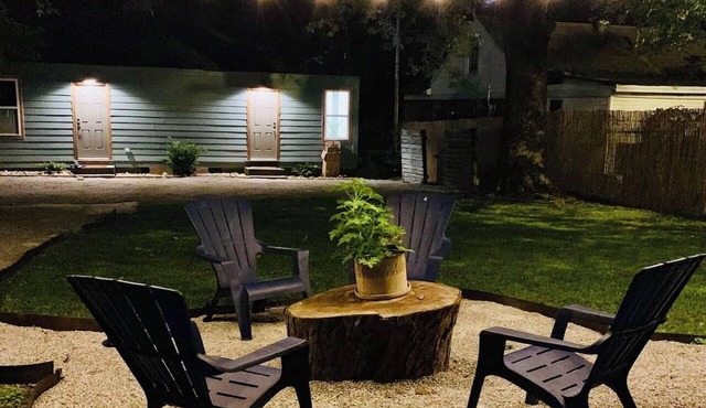 Boho Groove - urban studio with relaxing backyard