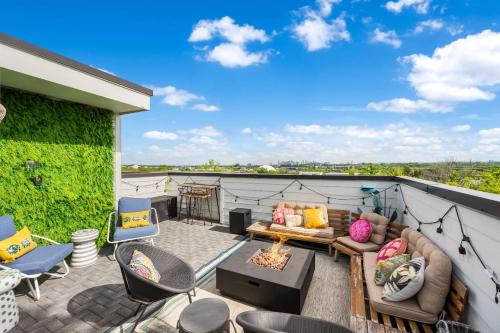 Boho Townhome for 12 Close to DT