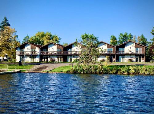 Bridge Inn Tomahahwk - 1st Floor, Room 106,1 King Bed, Pet Friendly, Laminate Wood Flooring, Walkout, River View, Price Includes 1 Pet Fee