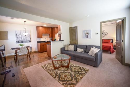Bright and Quiet 1BR with Kitchen, Backyard and Parking