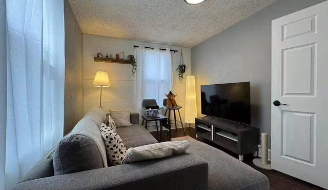 Bright & Cozy Minneapolis- Close to Downtown