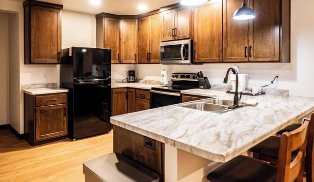 Brillion 2‑Bedroom Suite w/Full Kitchen Near Ariens – Unit #6