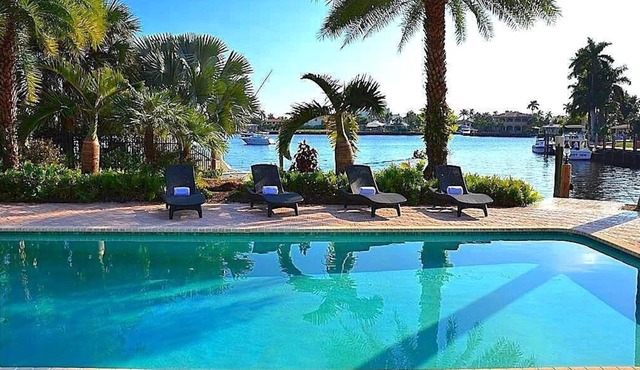 BY THE SEA VACATION VILLAS 5 BED WATERFRONT/POOL LARGE ESTATE NEAR BEACH