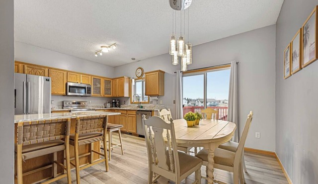 California Dreamin' 3-BR cul-de-sac, centrally located in Shakopee-2 king beds