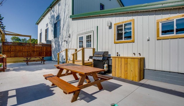 Cast & Relax! Lake-View Fishing Cabin in Monmouth