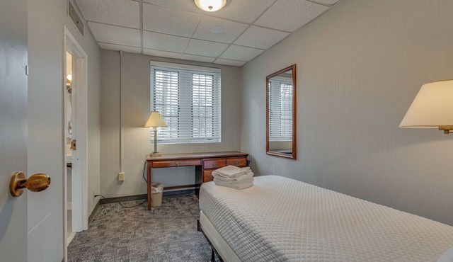 Central Location Renovated Dorm Suite - Music Row!