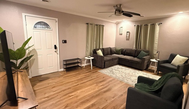 Champagne & Co. 3BR - 2.5BT Newly Updated Spacious Home! Perfect Location!