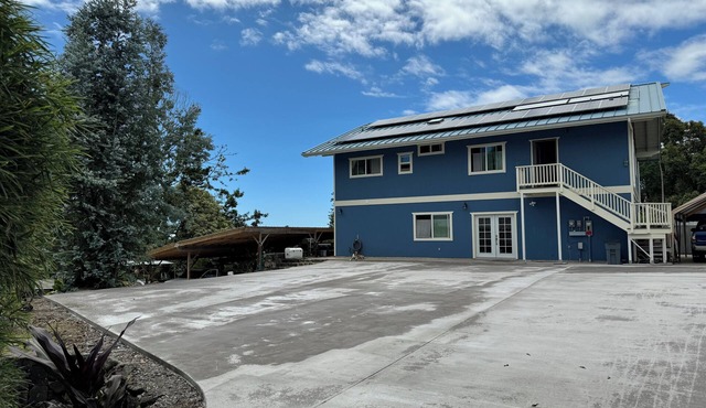 Charming 2 bedroom/bath & much more ground level in Kealakekua
