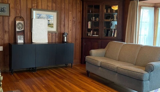 Charming 2-bedroom cottage in enchanting Erin with AC, WiFi