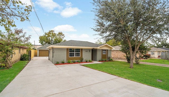 Charming 3-bedroom house near Hobby Airport King Bed