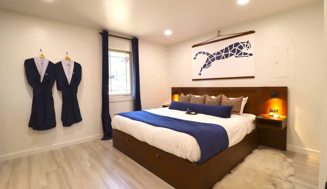 Charming Cabin , Remodeled, minutes to the Resort, Fire pit, A/C Family-friendly