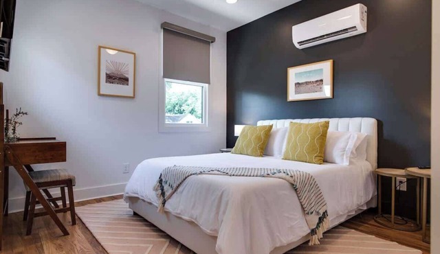 Charming East Nash Retreat, Walk to Dining Faves | Cozy Den, Workspace & Smart TVs | Plush Velvet Sofa, Full Kitchen & Garage | Near Mas Tacos & Five Points, 10 Min to Broadway | 24 Hr Hospitality