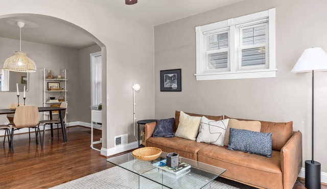 Chic 1BD 1 BA in quiet South City with easy access to I-44, near hospitals, parks, etc. Enjoy a cozy queen bed, full kitchen, fast WiFi, smart TV, and in-unit laundry. Ideal for solo travel, couples, or professionals. Free parking. No pets/smoking.