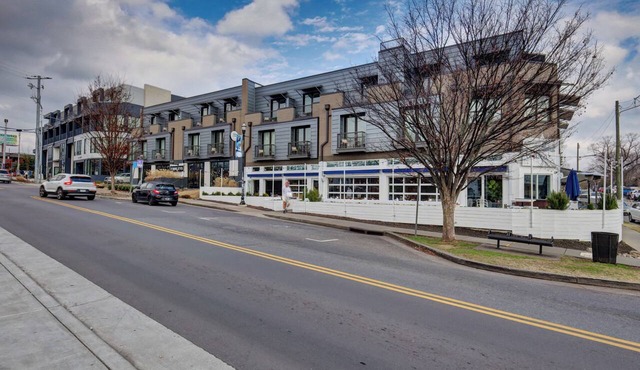 Chic Boutique Condo in Nashvilles coveted 12 South Neighborhood Coffee Shops, Restaurants, Bars and Boutiques, just steps away. Featuring a King bed plush linens , bath products and a balcony with free parking!