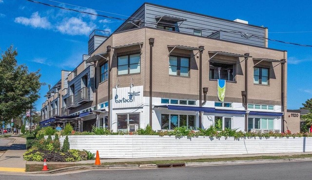 Chic Boutique Condo in Nashvilles coveted 12 South Neighborhood Coffee Shops, Restaurants, Bars and Boutiques, just steps away. Featuring a King bed plush linens , bath products and a balcony with free parking!